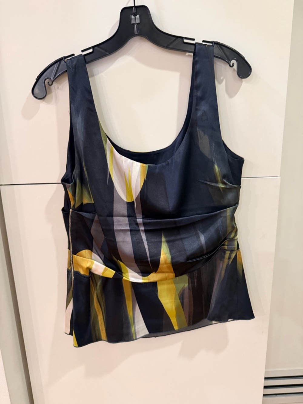 Tahari Printed Top Size Medium – Multicolor, Ruched Sides, Side Zip - Picture 2 of 4